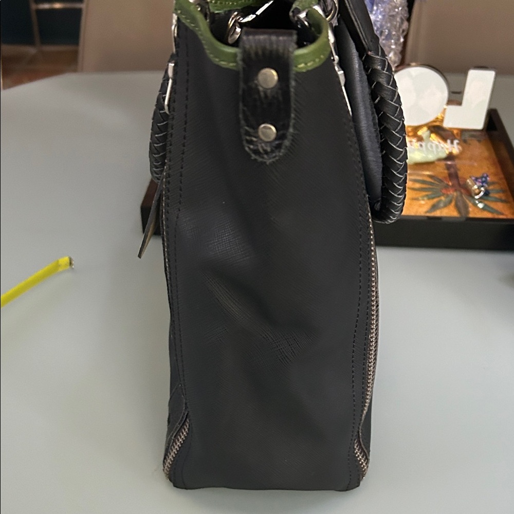 AMAZING 💚🖤  Black and Green Leather Tote with Dog Design! MINT CONDITION‼️ - Picture 4 of 16